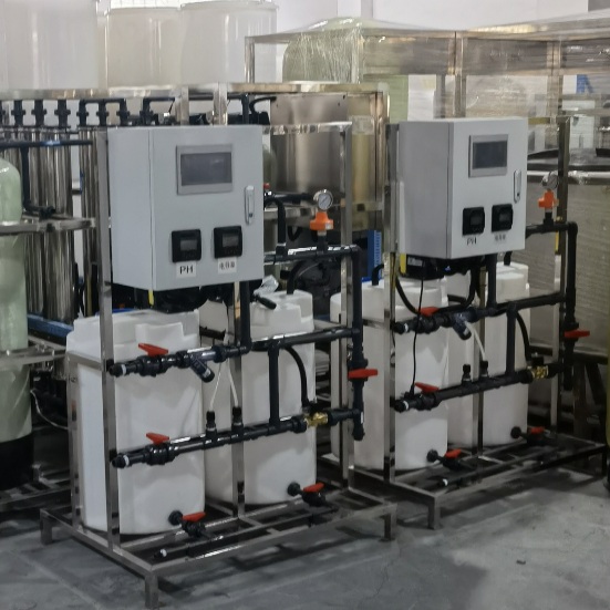 Cirkulujúce zariadenie na dávkovanie vody na prevenciu mierky a sterilizačný systém PLC